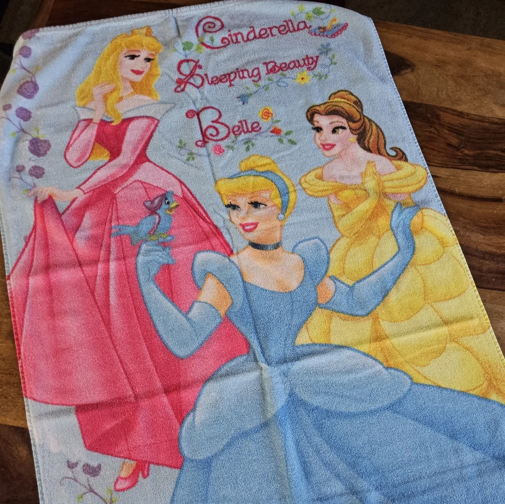 Disney Princesses Vtg Beach Towel Cinderella, Sleeping Beauty, Belle 27